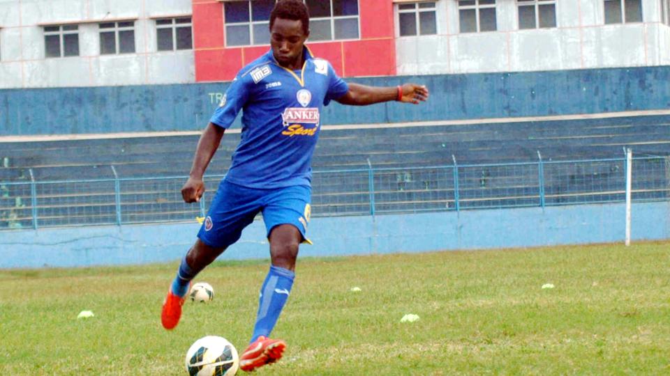 Bek serbabisa Arema Cronus, Thierry Gathuessi.